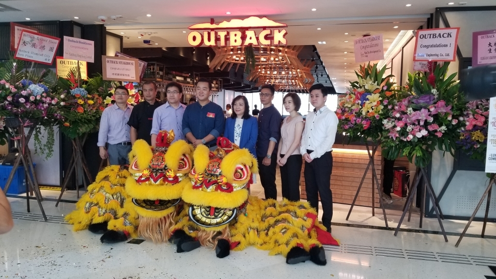 九龍灣德福廣場Outback餐廳舞龍舞獅表演
